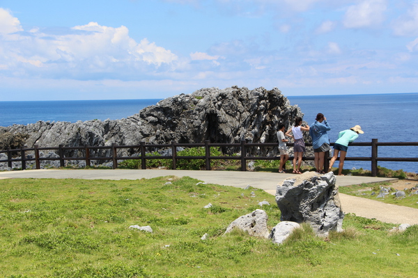 夏の辺戸岬「家族と岩場」/癒し憩い画像データベース