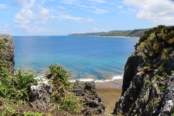 夏の沖縄本島最北端「辺戸岬の海岸」/癒し憩い画像データベース