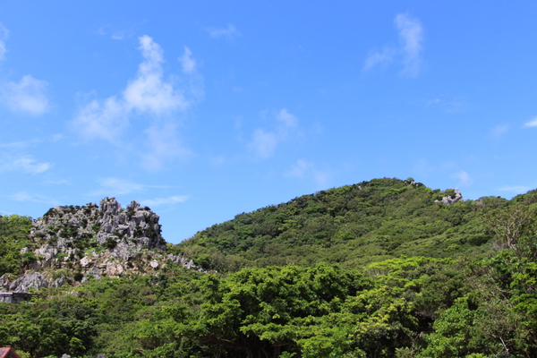 沖縄本島「青空と大石林山」