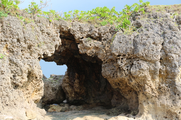 沖縄「古宇利島の海食洞」