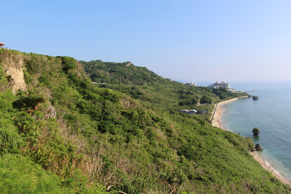 夏の沖縄「知念岬の海岸」
