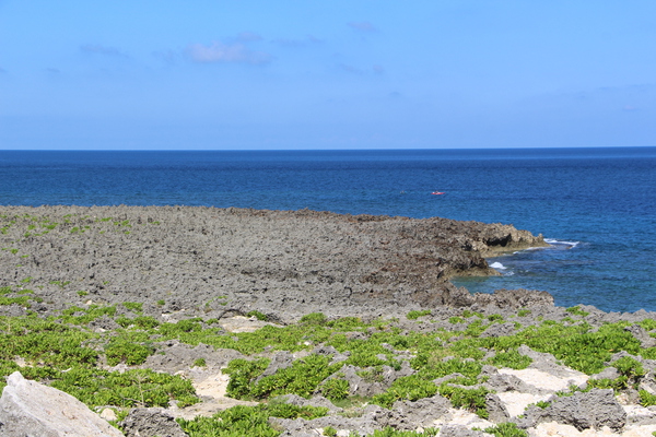 夏の沖縄「残波岬の海岸」