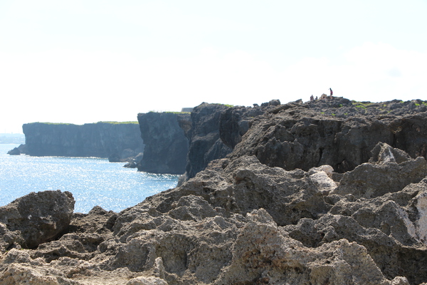 夏の沖縄「残波岬の断崖と岩場」