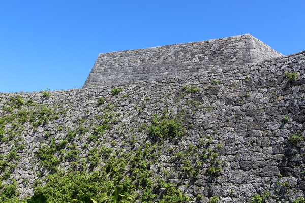 高く積んだ琉球珊瑚石灰岩の城壁