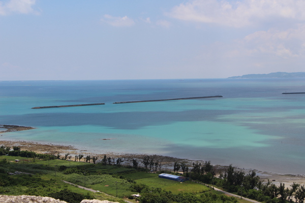 城址から眺めた沖縄の青い海