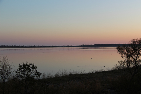 静寂の湖と曙/癒し憩い画像データベース