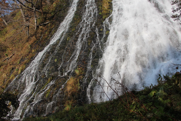 秋の「オシンコシンの滝」と岩壁