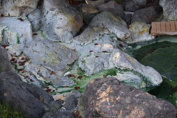 秋の川湯温泉「足湯と湯の川」の源泉/癒し憩い画像データベース
