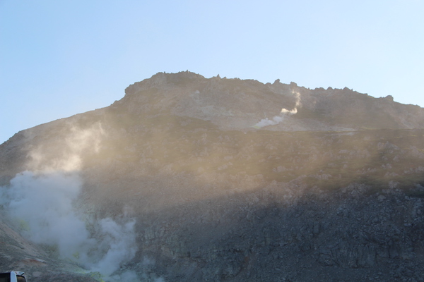 秋の川湯・硫黄山「噴気と流れる煙」