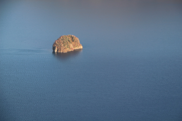 摩周湖に浮かぶカムイシュ島/癒し憩い画像データベース