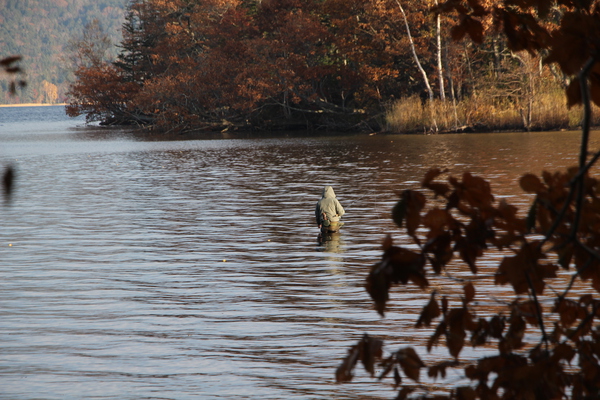 秋の阿寒湖「さざ波と釣り人」/癒し憩い画像データベース