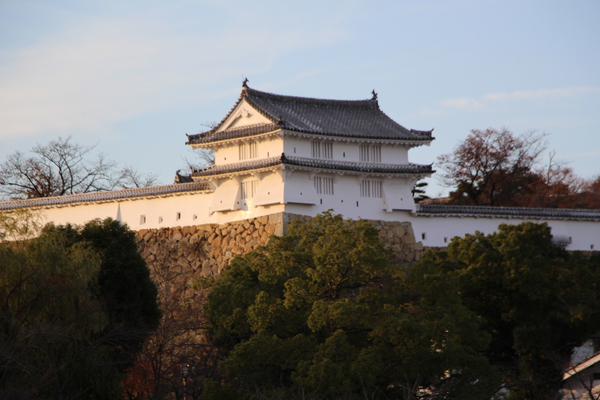 秋の姫路城「夕陽に照る櫓と石垣」