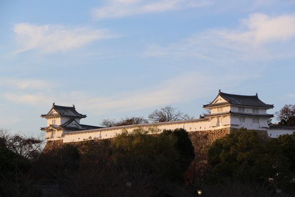 秋の姫路城「夕陽に輝く櫓群」