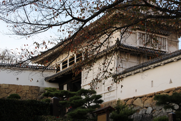 秋の姫路城「城門と秋木立」