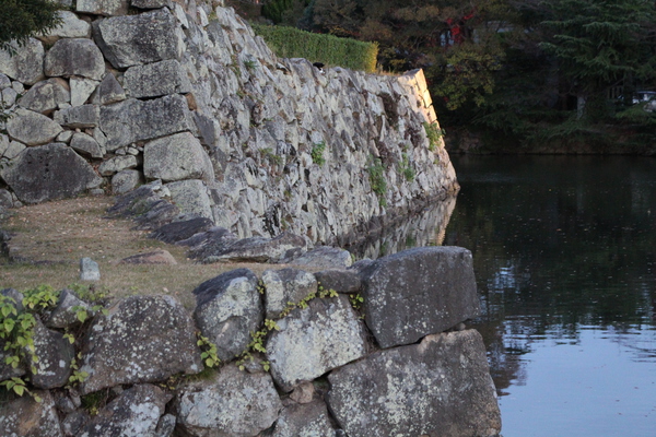 秋の姫路城「重なる石垣と濠」