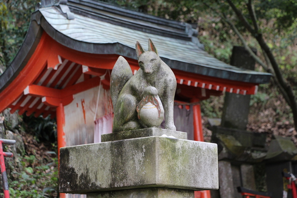 秋の祐徳稲荷神社「狐の石像」