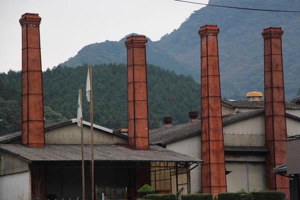 有田焼の並ぶ煙突