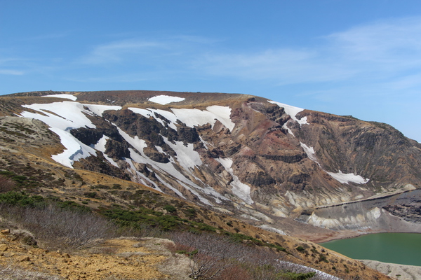 春残雪期の宮城蔵王「熊野岳とお釜」