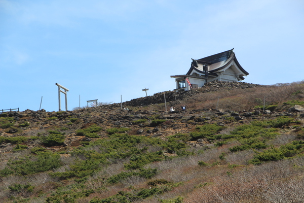 春の宮城蔵王「刈田岳の神社」
