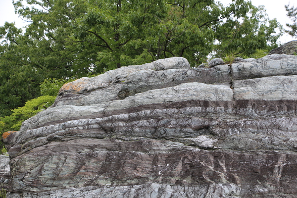 断崖と岩の縞模様/癒し憩い画像データベース