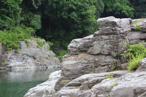 長瀞渓谷「結晶片岩の岩場」/癒し憩い画像データベース