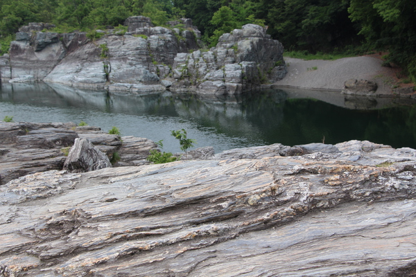 長瀞の「岩畳の岩群」/癒し憩い画像データベース