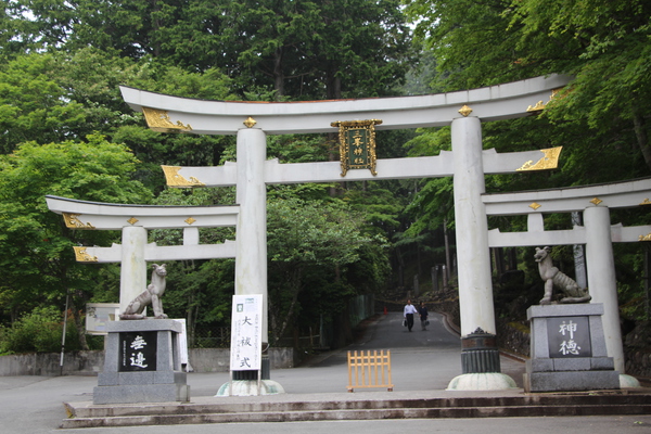 新緑期の「三峯神社の三ツ鳥居」/癒し憩い画像データベース