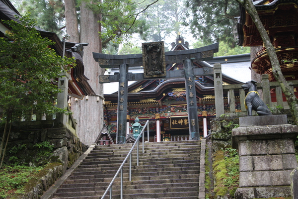 三峯神社の「青銅鳥居と石段」