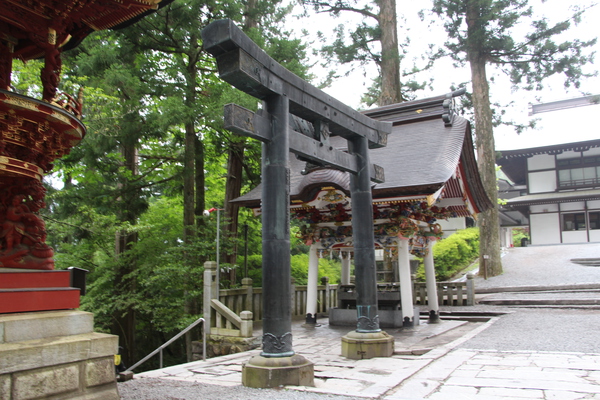 三峯神社の「青銅鳥居と手水舎」/癒し憩い画像データベース