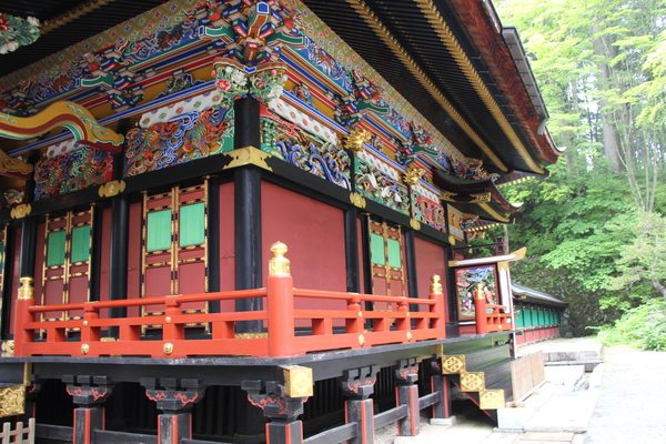 新緑期の秩父「三峯神社の拝殿と装飾」