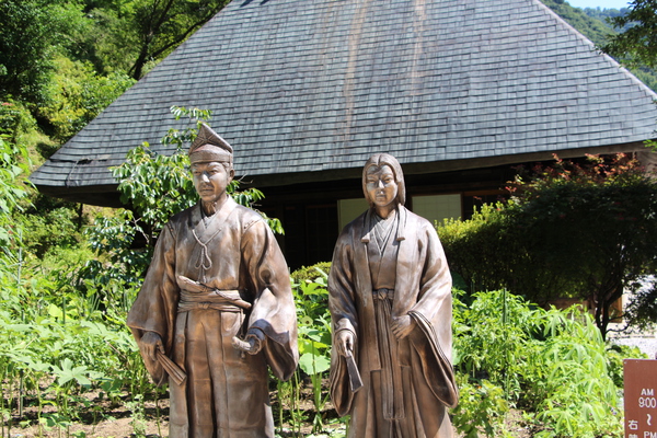 夏の椎葉・鶴富屋敷「那須大八郎と鶴富姫の立像」
