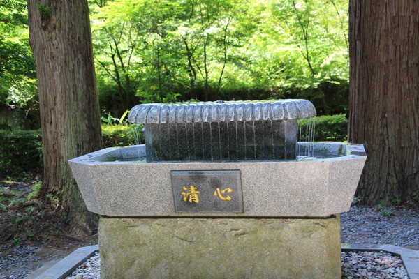 白川水源「吉見神社の手水台」
