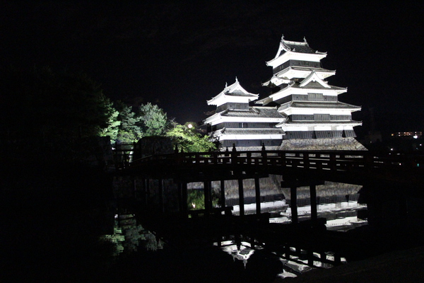 ライトアップされた夜の松本城/癒し憩い画像データベース