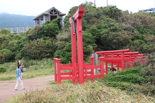 「元乃隅稲荷神社の鳥居」と「竜宮の潮吹き」の展望所/癒し憩い画像データベース
