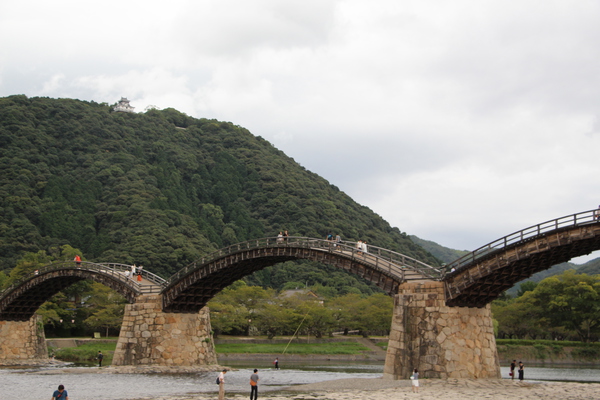 「錦帯橋」と岩国城天守閣の遠望/癒し憩い画像データベース