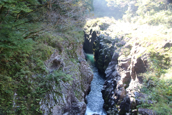 断崖間の狭い渓流/癒し憩い画像データベース