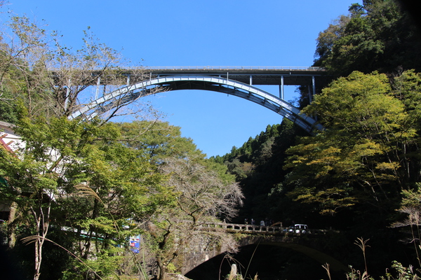 高千穂峡に架かる新旧の橋と青空/癒し憩い画像データベース