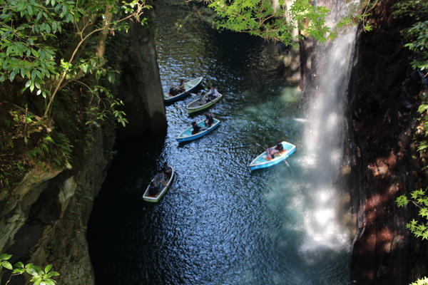 高千穂峡「真名井の滝とボート」/癒し憩い画像データベース