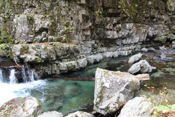 峡谷の「青緑の渓流と小さな滝」