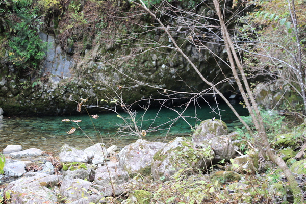 柱状節理の岩場と青緑の渓流