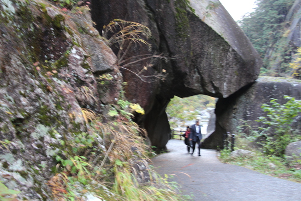 秋の昇仙峡「石門」