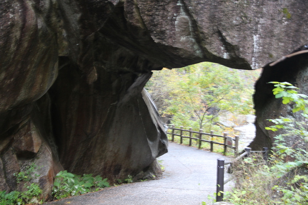 秋の昇仙峡「巨石の石門」