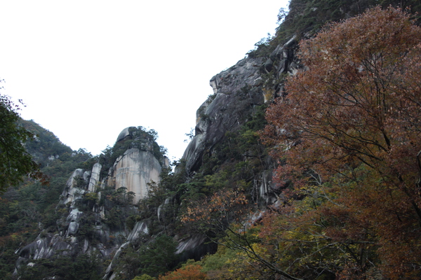 秋の昇仙峡「覚円峰（左）と天狗岩（右）」/癒し憩い画像データベース