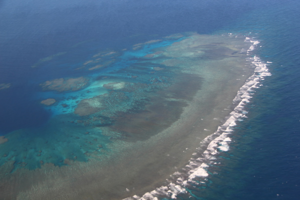 飛行機から見た「珊瑚の島と青緑の海岸」/癒し憩い画像データベース