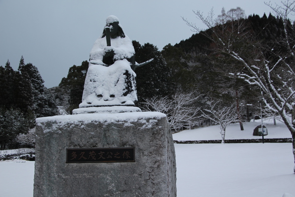 雪を被った「多久茂文公像」