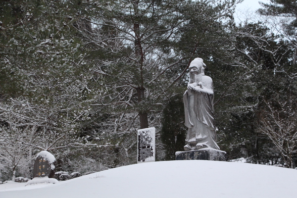 積雪の「孔子立像」