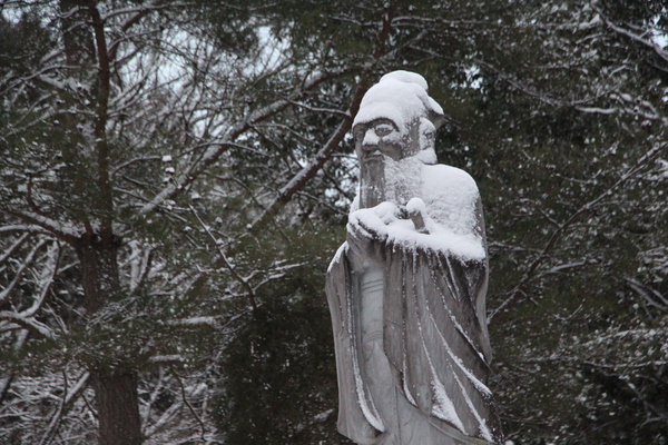 雪を被る「孔子像」