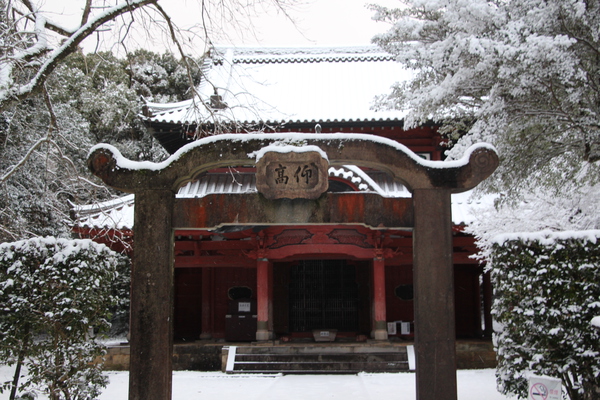 冬・積雪期の多久聖廟「仰高門と聖廟」