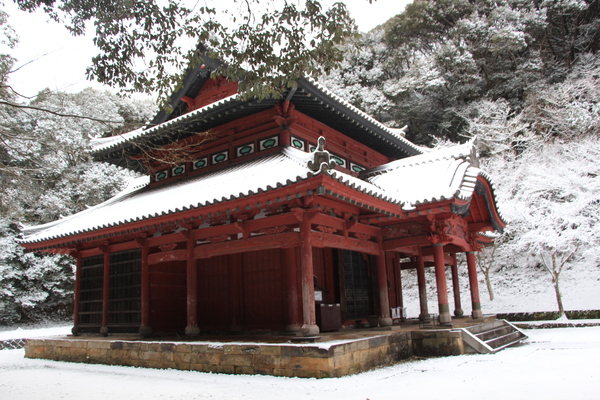 冬・積雪期の「斜めから見た多久聖廟」/癒し憩い画像データベース