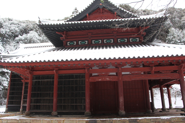 冬・積雪期の「横から見た多久聖廟」